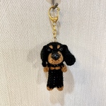 編みぐるみ犬キーホルダー:ミニチュアダックス(ブラックタン／スムース)
