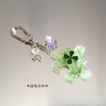 ＊クローバーと琉球ガラス入り＊パズルピースのバッグチャーム