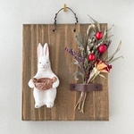 籠うさぎのドライフラワー挿し壁掛け