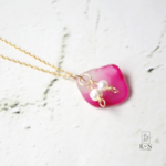 ピンクの花びらみたいなPOWER CHARM® 淡水パールをあしらったオール14KGFのネックレス [0109-00]
