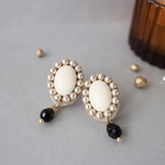ビーズ刺繍𓍯雫ビーズが揺れるwhite ovalピアス