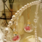 パールビーズのガラスドーム花入りピアス/イヤリング