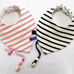 babyが大好きなタグ&ひも付きバンダナ風よだれかけボーダー紺orボーダーピンク
