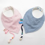 babyが大好きなタグ&ひも付きバンダナ風よだれかけヒッコリーブルーorヒッコリーピンク