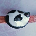 猫の帯留め　陶器 　白黒のブチ猫