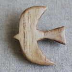 桐で作った鳥の軽量ブローチ