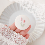 チューリップの刺繍 𓆸（ヘアゴム / ブローチ）