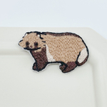 ぽてっと狸(たぬき)刺繍ブローチ ／itomici