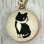 はちわれ猫さんお座り マカロンポーチ（ピンク）