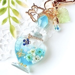 お花と香水瓶のキーホルダー(ブルー)