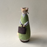 ⑤こげ茶バッグの猫　見上げる（茶）