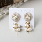 ロングコットンパール×花のビーズ刺繍ピアス・イヤリング・ノンホールピアス（アイボリー）淡色・秋