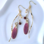 秋色プレートチャームと小花の揺れる上品ピアス(ピンクパープル・ボルドー・オーバル・クリスタルパール・秋・冬・ゆらゆら・涼しげ・フラワー・大人可愛い・ハロウィン)
