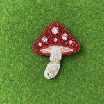 ビジューdeキラキラキラ🤩✨ビーズ刺繍のきのこ🍄ブローチ✨