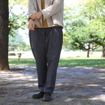 丈夫で奥ゆかしい縞模様。亀田縞ころねズボン（濃灰色）