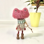 モヘア仕立ての不思議生物 濃ピンクちゃん♪