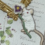 8/20 20時〜販売　お花を持つハツカネズミの手刺繍ブローチ