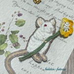 8/20 20時〜販売　お花を持つハツカネズミの手刺繍ブローチ