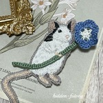 8/20 20時〜販売　お花を持つパンダマウスの手刺繍ブローチ