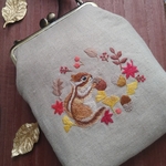 ｢手刺繍がま口　りすとドングリ　~秋の庭から~」＊ショルダーバック