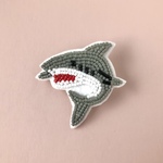 サメのビーズ刺繍ブローチ