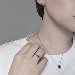 ▷ Flower necklace