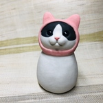 猫を被るハチワレ猫の置物