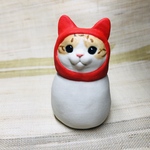 猫を被る茶白猫の置物