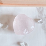 ❤️〈11〉一点物 虹入り！女性のお守り 恋愛成就 魅力アップ 心の浄化 天然石 ローズクォーツ ハート お部屋のインテリアにも◎