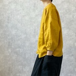背中ボタンのリネンブラウス。いちょう色【受注製作】