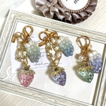 再販♡手染めカラー✩.*˚苺キーホルダorバッグチャーム ①ピンク 苺　②パープル系 苺 ③ ライトグリーン系 苺　　☆受注ページ☆