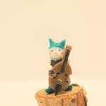 コントラバス弾きの猫（緑帽子）