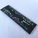 花の刺繍のスリムなペンケース