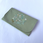 花の刺繍のマスクケース