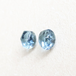 青いガラスのピアス（角）