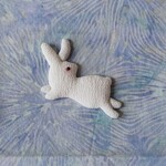 小さなうさぎ/ブローチ  帯留め  押し絵  ウサギ  ちりめん細工  押し絵