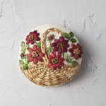 【チョコレートコスモスの花籠】刺繍 ブローチ 38mm