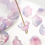 【10つ】no.6  ガラス　花　ビーズ　クリア　フラワー　花びら マーブル　パープル　紫 ブルー