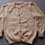 優しいオレンジ色のカーディガン