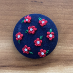 刺繍くるみボタン（ヘアゴム/ブローチ）