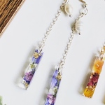 ブルー系のお花とシルバーチェーンピアス