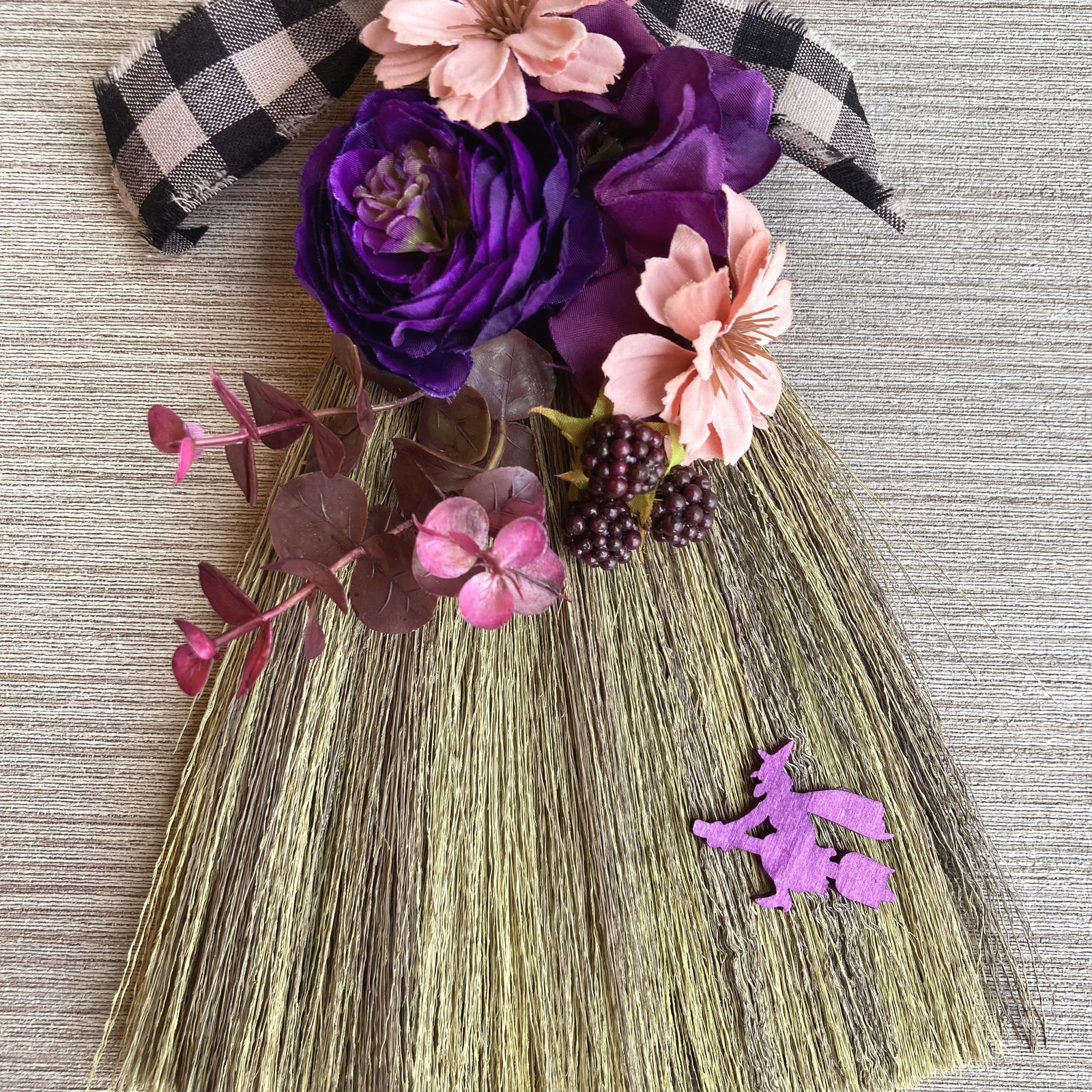 Halloween♡ほうきのスワッグ＊パープルローズ♡壁掛け♡ハンドメイド 数量限定【ハロウィン】ホウキの壁掛けアレンジ 魔女のほうき