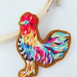ちょっとアートな刺繍ブローチ No.119 ニワトリ