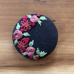 刺繍くるみボタン（ヘアゴム/ブローチ）