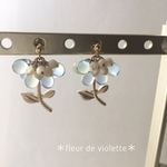 ドロップビーズの北欧お花のピアス⁎ˇ◡ˇ⁎/ボタニカル/リーフチャーム/うるうる/水色/グリーン/水色