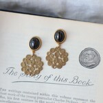 ヴィンテージ の ブラック ガラス と 真鍮 フラワー の ピアス イヤリング 