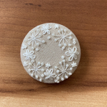 ビーズ刺繍くるみボタン（ヘアゴム/ブローチ）