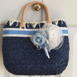 爽やかブルーのかごバッグ 取外せるカメリアリボン付き