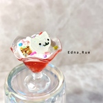 猫ちゃんが光る✨猫パフェフィギュア🍨いちご🍓 送料無料 おすわり猫 蓄光 レジン
