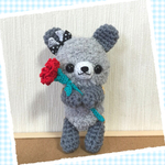 カーネーションを持ったウサギちゃん
